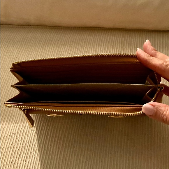 Marc Jacobs Caramel Leather Wallet with Gold Accents - Picture 3 of 4